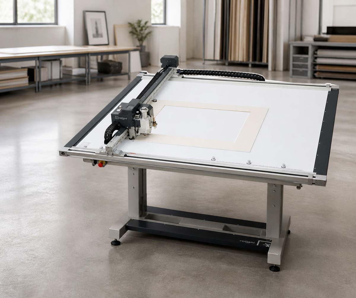 Valiani digital flatbed cutting machine in operation